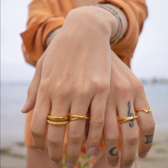 Gold Band Double Intertwined Crisscross Rings - Picture 3 of 8